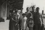 　米国からの帰国時、横浜港で（１９５８年８月１１日）。後列右から２人目が庄野潤三、前列中央が長女の夏子