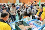 新鮮な地元産の農産物を求める客でにぎわう軽トラ市＝２７日、米子コンベンションセンター