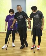 　歩行披露イベントでつえを使って歩く松尾宏司さん＝２０２４年８月、福岡市