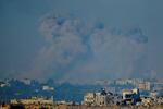 　２日、イスラエル軍の攻撃後、パレスチナ自治区ガザで立ち上る煙（ロイター＝共同）