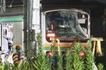 　ＪＲ大船駅近くで運転を中止した列車。先頭車両の前部ガラスが割れていた＝５日午後１１時２５分、神奈川県鎌倉市