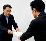 フリーランスの保護を定めた法律の周知についての要請文書を受け取る山中副会長（左）