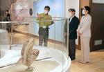 　釧路湿原野生生物保護センターを訪問し、説明を受けられる天皇、皇后両陛下＝１６日午後（代表撮影）