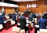 条例改正案に賛成して起立する議員＝２０日、倉吉市役所の議場