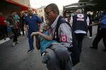 　１６日、パレスチナ自治区ガザの病院に運び込まれる子ども（ゲッティ＝共同）