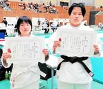 女子個人中学生５７㌔以下級で３位となった谷岡美歩（左）と同５７㌔超級で３位入賞した小椋夏緒里