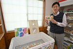 ３月末の生産終了を前に駆け込み需要で人気となっている「白バラシュークリーム（６個入）」＝２７日、琴浦町保のカウィーのみるく館