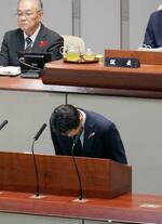 　京都府議会で陳謝する府警の白井利明本部長（手前）＝３日午後