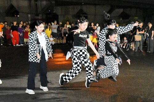 ダンスで来場者を魅了する子どもたち＝６日、倉吉市の飛天夢広場