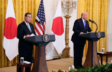 　首脳会談後に共同記者会見をする石破首相（左）とトランプ米大統領＝７日、ワシントンのホワイトハウス（共同）