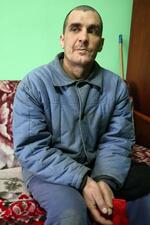 　「ストームＺ」の兵士として戦った経験を語るアンドリー＝２１日、ウクライナ西部の収容施設（共同）
