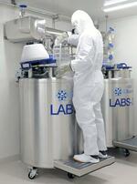 　液体窒素で再生医療用細胞を凍結保存する容器（岩谷産業提供）
