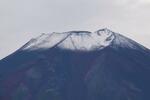 　初冠雪した富士山＝５日午前、山梨県富士吉田市