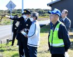 地域住民と事故現場の特徴を確認する警察官ら＝１２日、琴浦町槻下