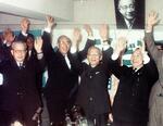 １９６７年４月、東京都知事選で当選を決め、万歳する美濃部亮吉氏（左から２人目）