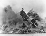 　真珠湾攻撃で撃沈される戦艦アリゾナ＝１９４１年１２月７日、米ハワイ（ＡＰ＝共同）