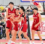 鳥取県勢初となる決勝進出を決めて喜ぶ鳥取城北の選手ら＝２８日、東京体育館