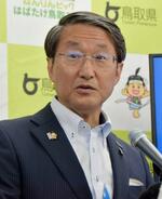 　鳥取県庁で記者会見する平井伸治知事＝６日午前