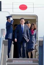 　フィリピン・マニラの国際空港に到着した岸田首相。右は妻の裕子さん＝３日（共同）