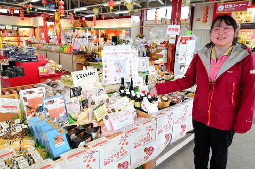 湯梨浜町のお薦め商品が並ぶフェア＝１１日、湯梨浜町引地の道の駅燕趙園