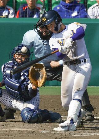 　聖光学院―常葉大菊川　タイブレークの１２回裏聖光学院１死一、三塁、鈴木がサヨナラの中犠飛を放つ。捕手町田＝甲子園