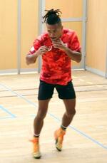 　パリ五輪に向け練習するボクシング男子７１キロ級の岡沢セオン＝パリ（共同）