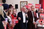 　２日、英中部ノートン・ケインズで開かれた集会でマイクを握る労働党のスターマー党首（ロイター＝共同）