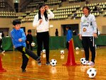 サッカーのシュートに挑戦する子ども