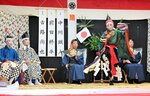 拍子木や鼓の音に合わせ、力強い舞を披露する踏子＝９月３０日、香美町香住区森