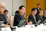 　マイナンバー情報総点検本部の会合で発言する岸田首相（手前左から２人目）＝１２日午後、首相官邸