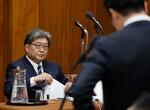 　衆院政治倫理審査会で、質問を聞く萩生田光一氏＝１８日午後