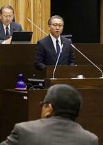 　長崎県議会の全員協議会で説明する大石賢吾知事＝５日午前