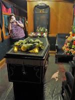 　模造車両に置かれたリンカーンの柩に見立てた木棺＝２０２２年５月２８日