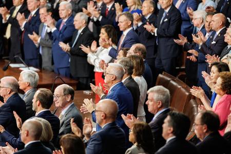 　イスラエルのネタニヤフ首相の演説中、拍手で応じる米議員ら＝２４日、ワシントン（ゲッティ＝共同）