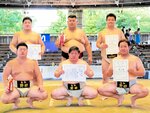 団体２部で準優勝した鳥取県庁（後列）と３位になった野田組＝堺市の大浜公園相撲場