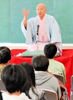 児童に落語を披露する柳家権之助さん