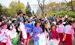 お菓子まきに夢中の子どもたち＝香美町村岡区和池のたじま高原植物園