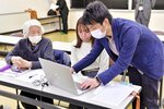 登録や買い物について説明を受ける参加者＝８日、米子市河岡の県公民館