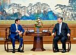 　フィリピンのドゥテルテ前大統領（左）と会談する中国の習近平国家主席＝１７日、北京の釣魚台迎賓館（新華社＝共同）
