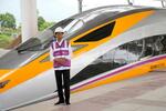 　開通前の高速鉄道を視察したインドネシアのジョコ大統領＝２０２２年１０月、バンドン郊外（ＡＰ＝共同）