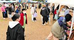 買い物を楽しむ親子連れでにぎわう会場＝２３日、米子市西町の湊山公園