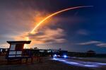　共同衛星などを載せ、打ち上げられた米スペースＸのファルコン９ロケット＝３日、米フロリダ州のケープカナベラル（フロリダトゥデー提供・ＡＰ＝共同）