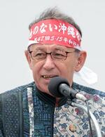 　沖縄県宜野湾市で開かれた県民大会であいさつする玉城デニー知事＝１８日午後