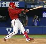 　４回広島無死、堂林が左越えに２打席連続となる本塁打を放つ＝横浜
