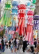 　「仙台七夕まつり」が始まり、商店街に飾られた吹き流し＝６日午前、仙台市