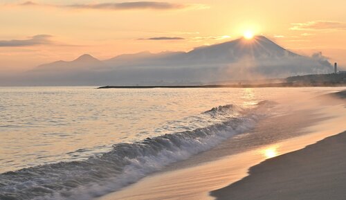 美保湾海岸で観測された「ダイヤモンド大山」＝２１日、米子市富益町