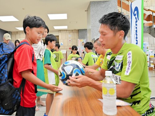  松木選手（右）にサインを求めるサポーター＝２１日、鳥取県庁 