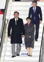 　東南アジア訪問を終え、羽田空港に帰国した石破首相と妻佳子さん＝１２日未明