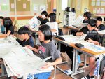 新聞を読むこつを学ぶ児童ら＝２３日、新温泉町栃谷の浜坂南小