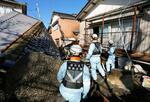 　甚大な被害が出た石川県珠洲市宝立町で、倒壊した家屋を調べる消防隊員＝４日午前１１時